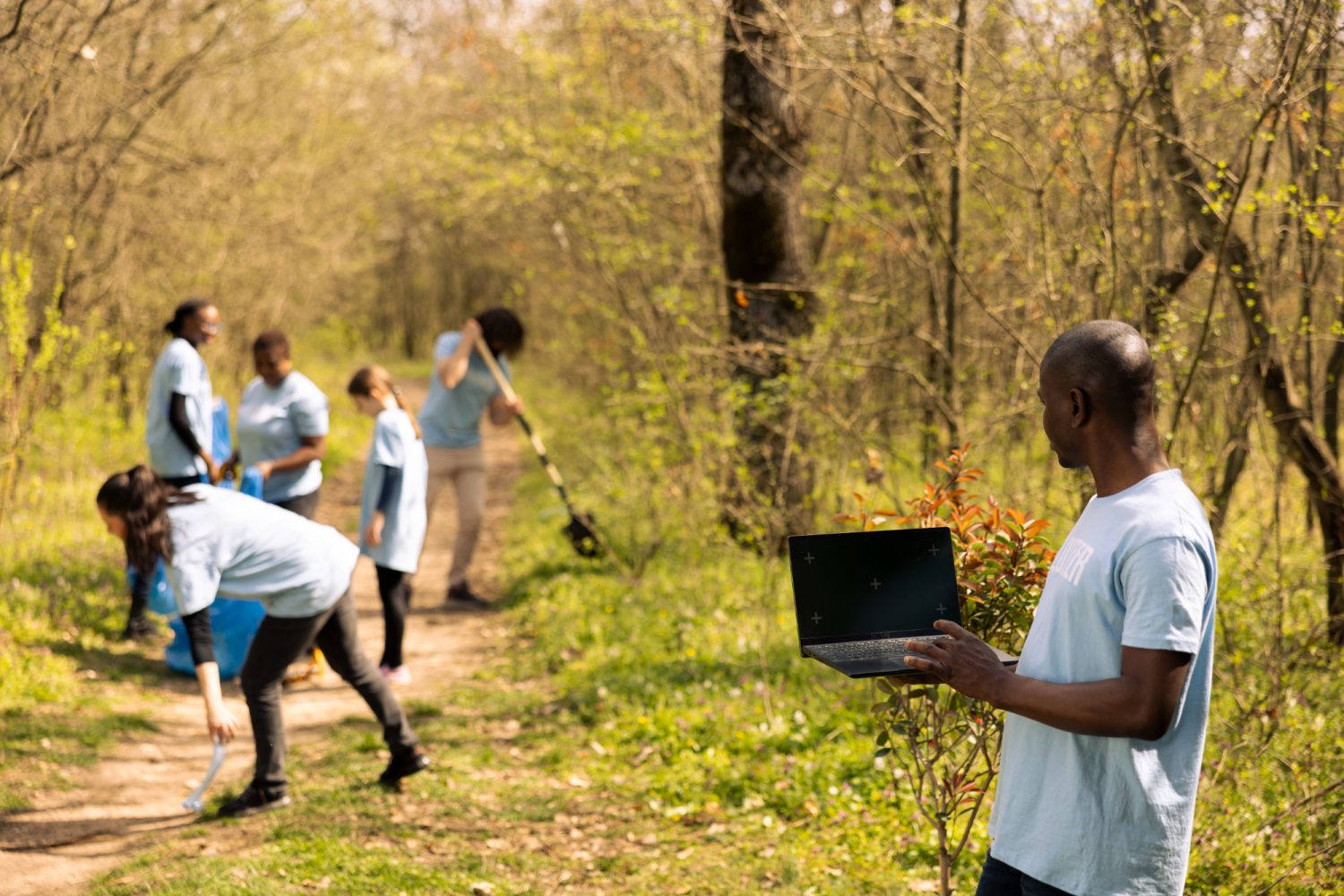 91114 gente limpiando en un camino en un bosque con arboles
