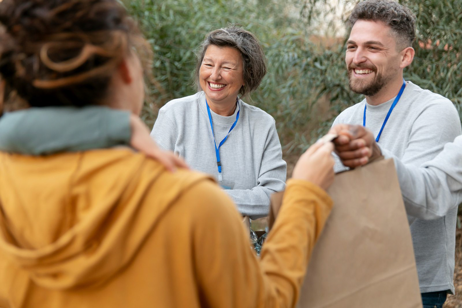 pexel banco de imagen free personas compartiendo cosas en bolsas