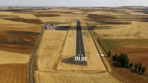 paisaje desolador de un campo destruido para poner placas solares