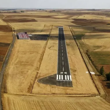 paisaje desolador de un campo destruido para poner placas solares