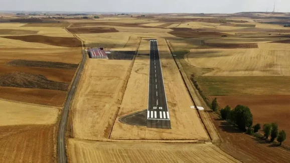 paisaje desolador de un campo destruido para poner placas solares
