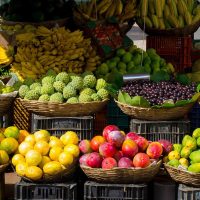 frutas en cestos en un mercado